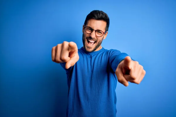 Joven Hombre Guapo Con Barba Vistiendo Suéter Casual Gafas Sobre — Foto de Stock