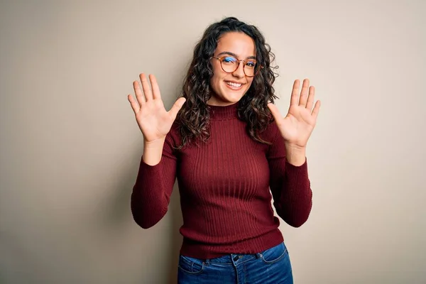 Hermosa Mujer Con Pelo Rizado Usando Suéter Casual Gafas Sobre — Foto de Stock