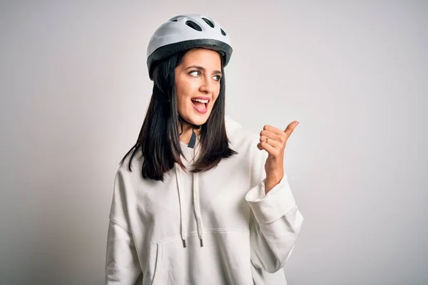 Mavi Gözlü Genç Bisikletçi Kadın Izole Edilmiş Beyaz Arka Planda — Stok fotoğraf