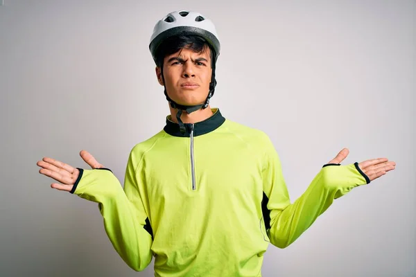 Jovem Ciclista Bonito Vestindo Capacete Bicicleta Segurança Sobre Fundo Branco — Fotografia de Stock