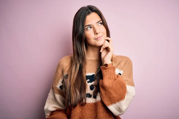 Giovane Bella Ragazza Indossa Maglione Casual Piedi Sopra Isolato Sfondo — Foto Stock