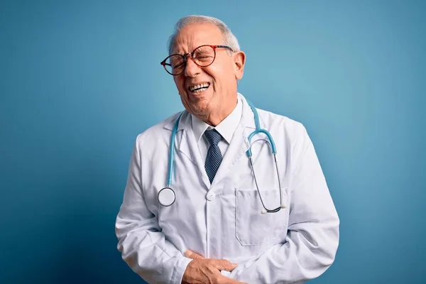 Hombre Médico Pelo Gris Senior Que Usa Estetoscopio Abrigo Médico —  Fotos de Stock