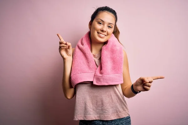 Young Beautiful Brunette Sportswoman Wearing Sportswear Towel Pink Background Smiling — Stock Photo, Image