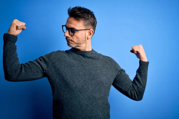 Joven Hombre Guapo Con Suéter Casual Gafas Pie Sobre Fondo —  Fotos de Stock