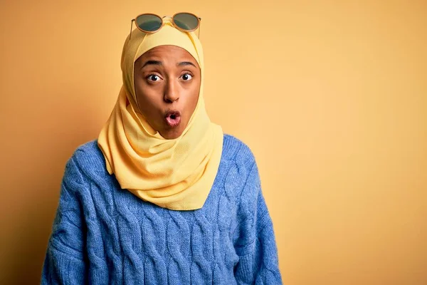 Junge Afroamerikanische Studentin Trägt Gelben Muslimischen Hijab Und Sonnenbrille Angst — Stockfoto