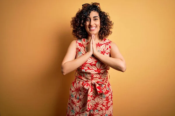 Young Beautiful Curly Arab Woman Vacation Wearing Summer Floral Dress — Stock Photo, Image