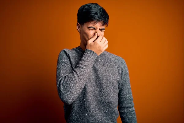 Jonge Knappe Man Met Een Casual Trui Een Geïsoleerde Oranje — Stockfoto