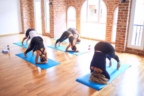 Jovem Grupo Bonito Esportistas Praticando Ioga Treinador Ensino Headstand Pose — Fotografia de Stock