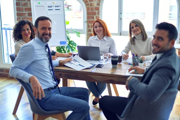Eine Gruppe Von Geschäftsleuten Die Zusammen Arbeiten Und Glücklich Lächeln — Stockfoto