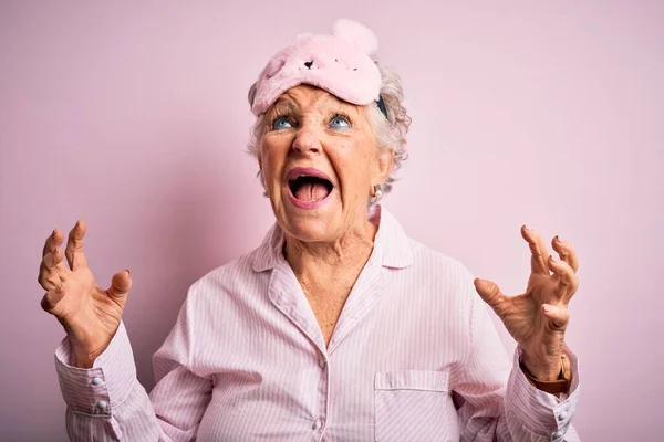 Mulher Bonita Sênior Usando Máscara Sono Pijama Sobre Fundo Rosa — Fotografia de Stock