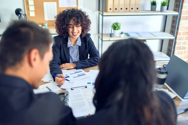 Junges Schönes Paar Das Eine Hypothek Beantragt Sitzt Lächelnd Glücklich — Stockfoto