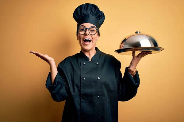 Junge Schöne Brünette Chefwoman Trägt Kochtopfuniform Und Hut Mit Tablett — Stockfoto