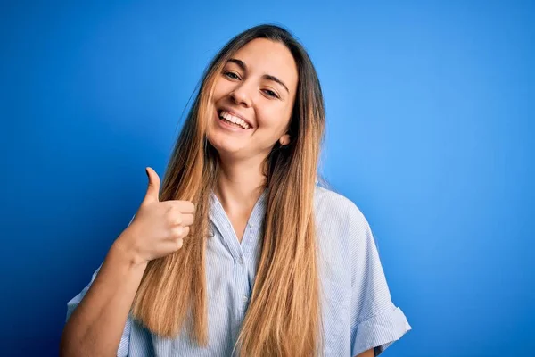 Jonge Mooie Blonde Vrouw Met Blauwe Ogen Dragen Gestreept Shirt — Stockfoto