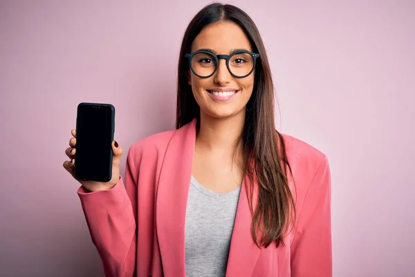 Νεαρή Όμορφη Μελαχρινή Γυναίκα Φορώντας Γυαλιά Κρατώντας Smartphone Δείχνει Οθόνη — Φωτογραφία Αρχείου