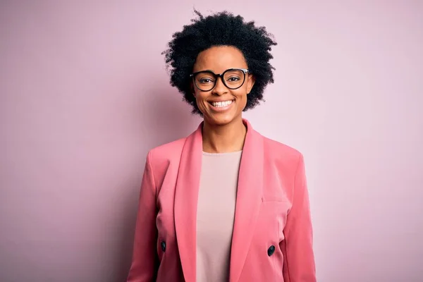 Jeune Belle Afro Afro Américaine Aux Cheveux Bouclés Portant Une — Photo