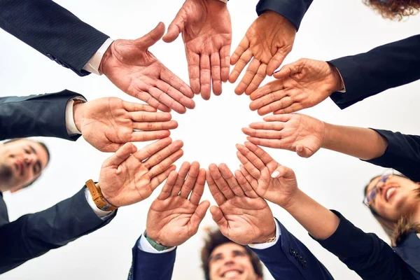 Grupo Trabajadores Negocios Sonriendo Felices Confiados Pie Círculo Con Sonrisa — Foto de Stock