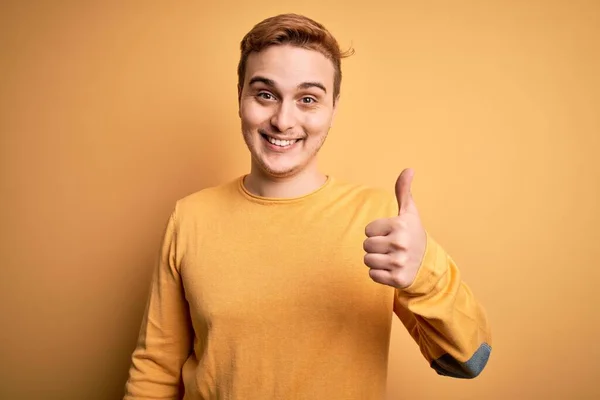 Joven Hombre Pelirrojo Guapo Con Suéter Casual Sobre Fondo Amarillo —  Fotos de Stock