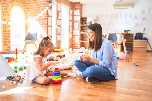 白人の女の子の子供は女教師と遊び場で遊んで学びます Mother Daughter Playroom Playing Inteligence Toys — ストック写真