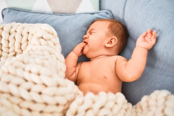 Adorable Bébé Couché Sur Couverture Sur Canapé Maison Nouveau Pleure — Photo