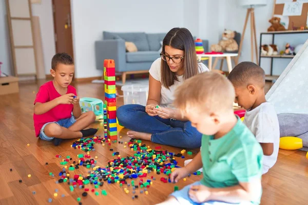 Junge Schöne Lehrerin Und Kleinkinder Spielen Kindergarten Mit Bauklötzen Viele — Stockfoto