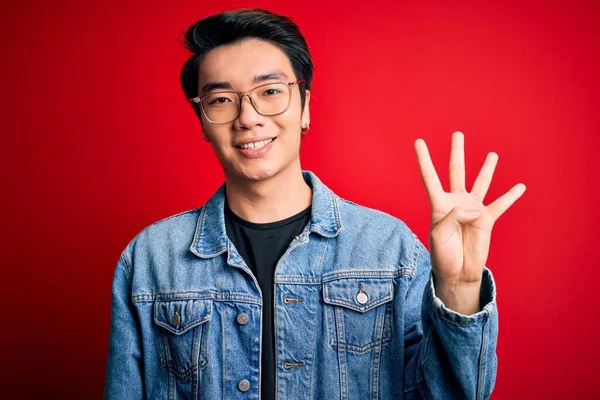 Jeune Bel Homme Chinois Portant Une Veste Denim Des Lunettes — Photo