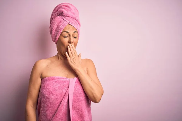 Žena Středního Věku Sobě Koupel Ručník Péče Tělo Přes Růžové — Stock fotografie