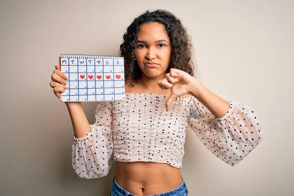 Jonge Mooie Vrouw Met Krullend Haar Houden Mensturatie Kalender Witte — Stockfoto