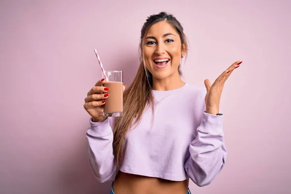 Ung Vacker Fitness Kvinna Dricka Protein Choklad Milkshake Innan Gymmet — Stockfoto