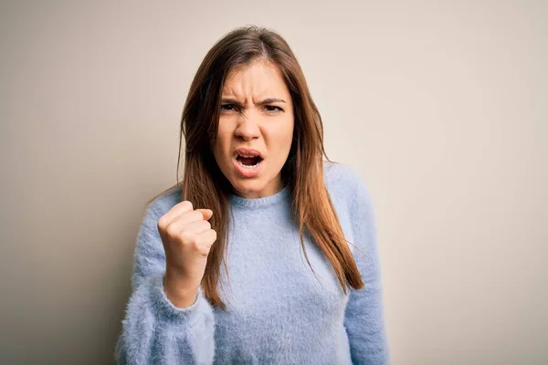 Mulher Bonita Vestindo Camisola Inverno Casual Sobre Fundo Isolado Irritado — Fotografia de Stock