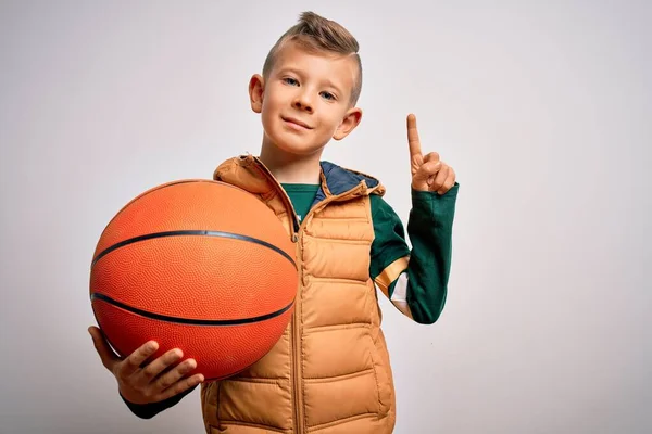 Ung Liten Kaukasisk Sport Unge Spelar Basket Hålla Orange Boll — Stockfoto