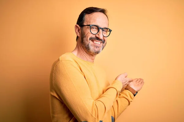 Homem Hoary Meia Idade Vestindo Camisola Casual Óculos Sobre Fundo — Fotografia de Stock