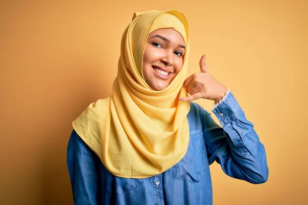 Joven Hermosa Mujer Con Pelo Rizado Usando Árabe Hijab Tradicional —  Fotos de Stock