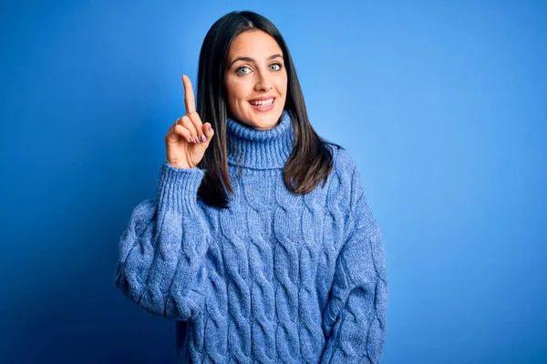 Jonge Brunette Vrouw Met Blauwe Ogen Dragen Casual Coltrui Tonen — Stockfoto