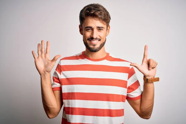 Homem Bonito Jovem Com Barba Vestindo Camiseta Listrada Sobre Fundo — Fotografia de Stock