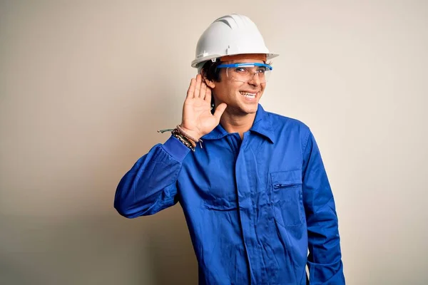 Junger Bauarbeiter Uniform Und Schutzhelm Vor Isoliertem Weißem Hintergrund Lächelnd — Stockfoto