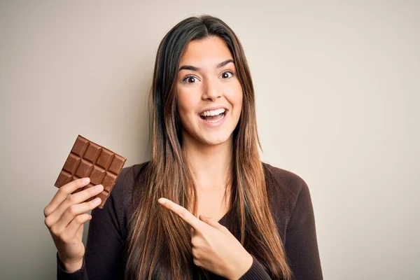 Menina Bonita Jovem Segurando Barra Doce Chocolate Sobre Fundo Branco — Fotografia de Stock