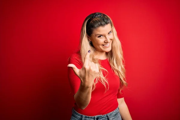 Jovem Mulher Loira Bonita Vestindo Shirt Casual Sobre Fundo Vermelho — Fotografia de Stock