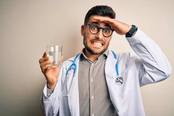 Joven Doctor Hombre Usando Estetoscopio Bebiendo Vaso Agua Fresca Sobre — Foto de Stock