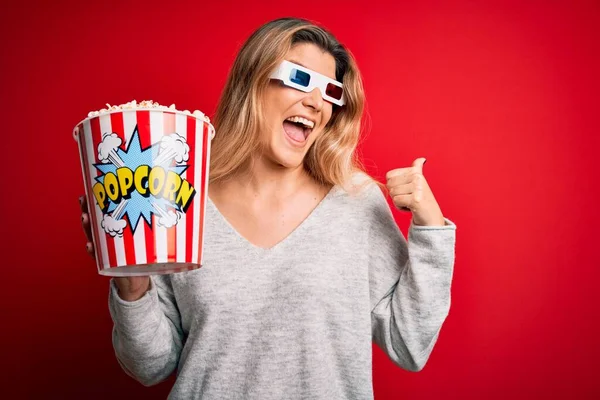 Giovane Bella Donna Bionda Guardare Film Utilizzando Occhiali Mangiare Popcorn — Foto Stock