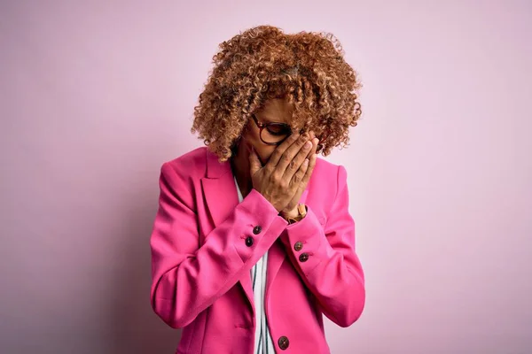 Молодая Африканская Американская Бизнесвумен Очках Стоящих Розовом Фоне Грустным Лицом — стоковое фото