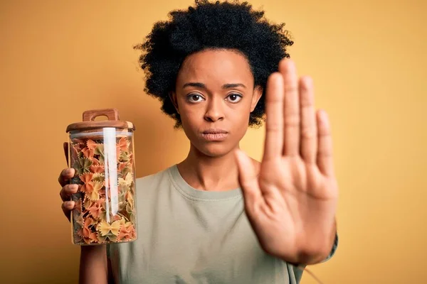 Ung Afroamerikansk Afro Kvinna Med Lockigt Hår Håller Flaska Torr — Stockfoto