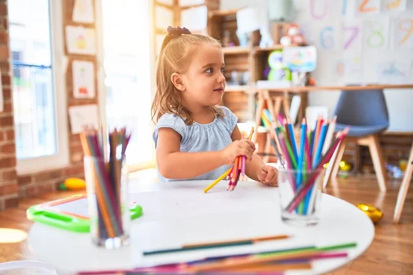 Ung Vacker Blond Flicka Unge Njuter Lekskola Med Leksaker Dagis — Stockfoto