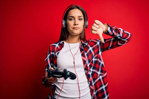 Junge Schöne Brünette Spielerfrau Spielt Videospiel Mit Steuerknüppel Und Kopfhörer — Stockfoto