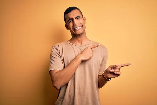 Jovem Homem Afro Americano Bonito Vestindo Camiseta Casual Sobre Fundo — Fotografia de Stock