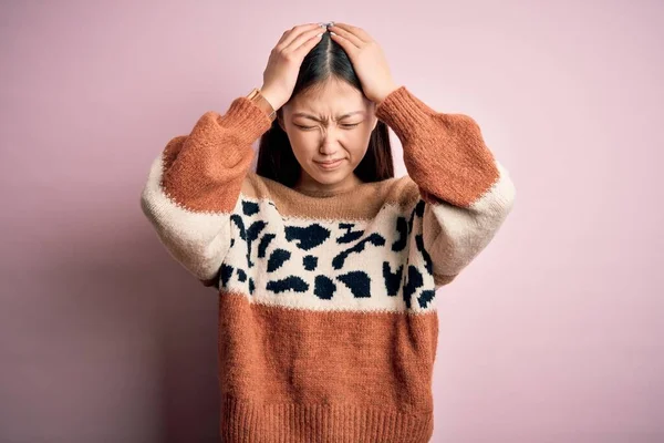 스웨터를 아름답고 아름다운 이시아 여성은 편두통때문에 극도로 절망적 스트레스받는 두통으로 — 스톡 사진