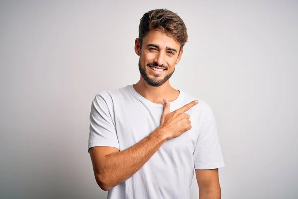 Jovem Homem Bonito Com Barba Vestindo Camiseta Casual Sobre Fundo — Fotografia de Stock