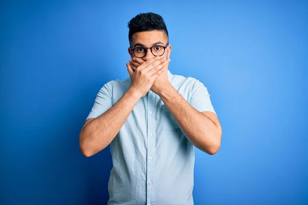 Ein Junger Gutaussehender Mann Lässigem Sommerhemd Und Brille Vor Isoliertem — Stockfoto