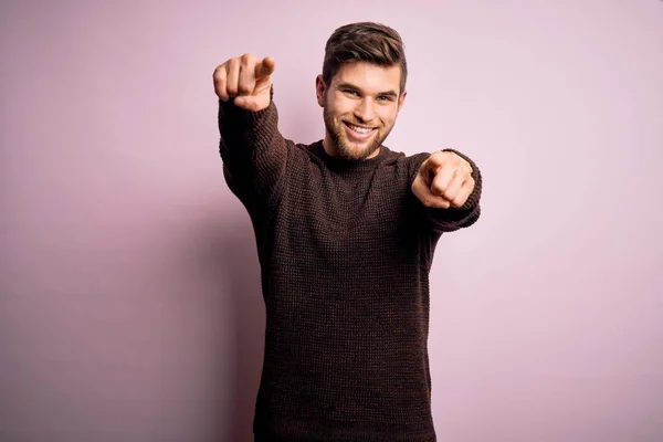 Joven Hombre Rubio Con Barba Ojos Azules Vistiendo Suéter Casual —  Fotos de Stock