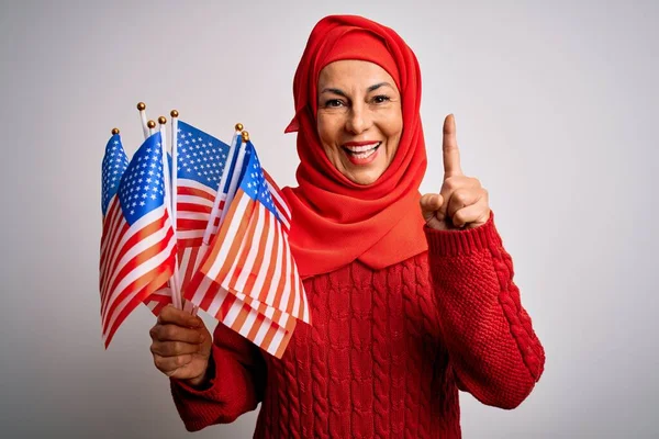 Middle Age Patriotic Woman Wearing Traditional Muslim Hijab Holding United — Stock Photo, Image