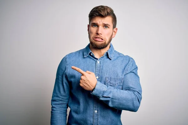 Jovem Homem Loiro Bonito Com Barba Olhos Azuis Vestindo Camisa — Fotografia de Stock